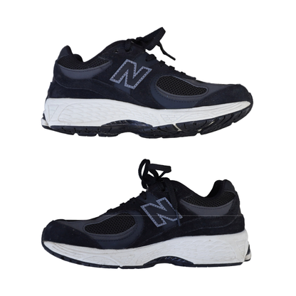 2002R "Black Black" (De Uso)