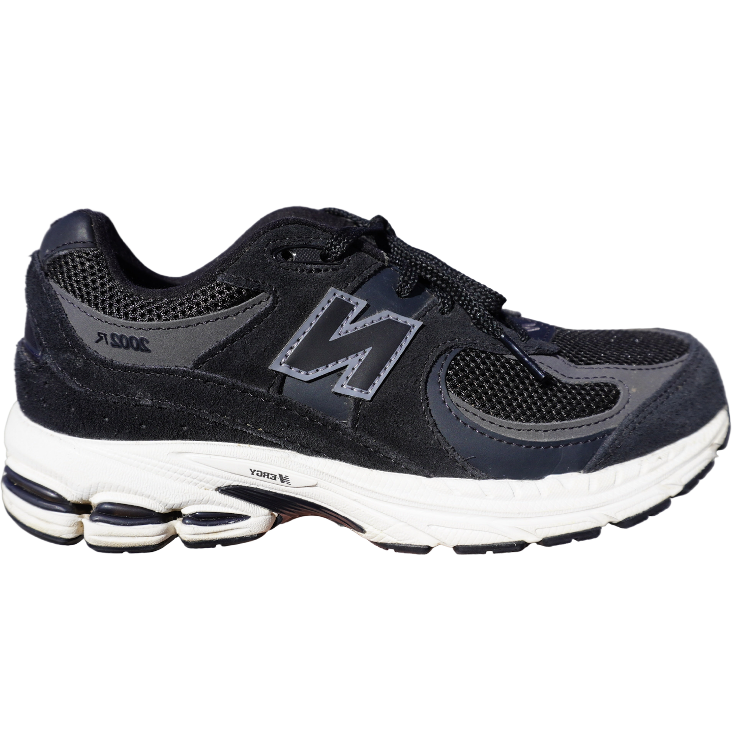 2002R "Black Black" (De Uso)