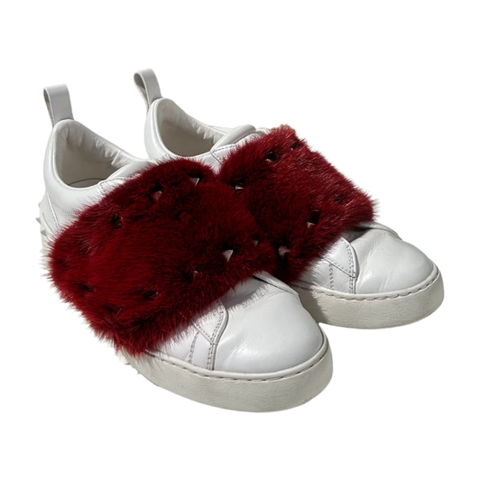 Red Mink Fur Rockstud Sneakers (De Uso)